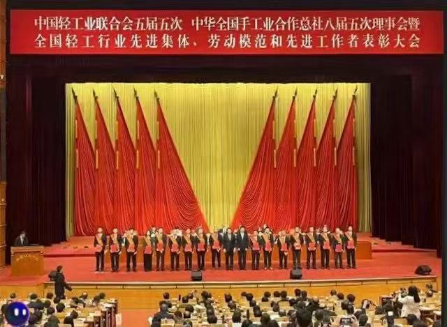 蒙娜麗莎集團獲中國輕工業(yè)聯(lián)合會三項大獎